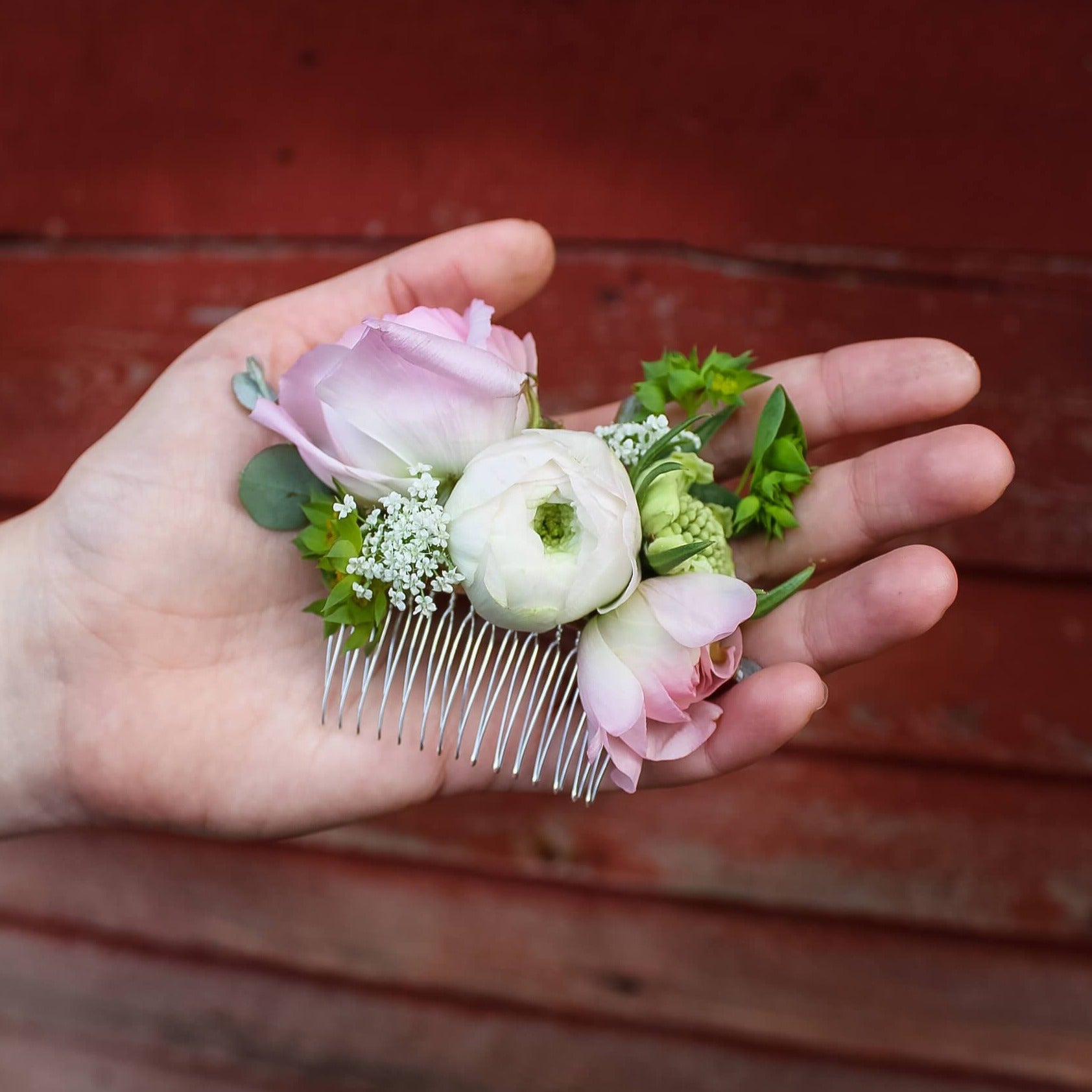 Comb store with silk flowers